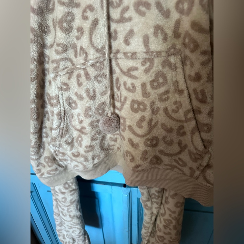 Stylish Tan Leopard Print Women's Sweatsuit - Picture 4 of 9